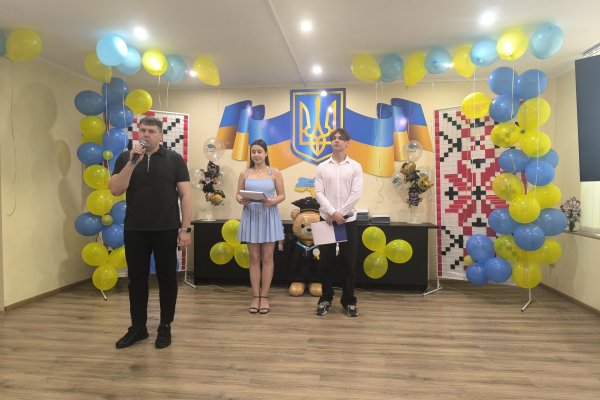 урочисте вручення дипломів випускникам