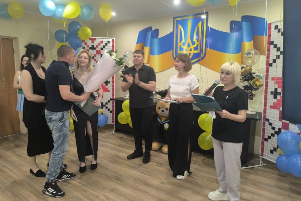 урочисте вручення дипломів випускникам