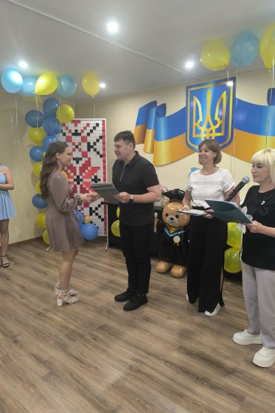 урочисте вручення дипломів випускникам