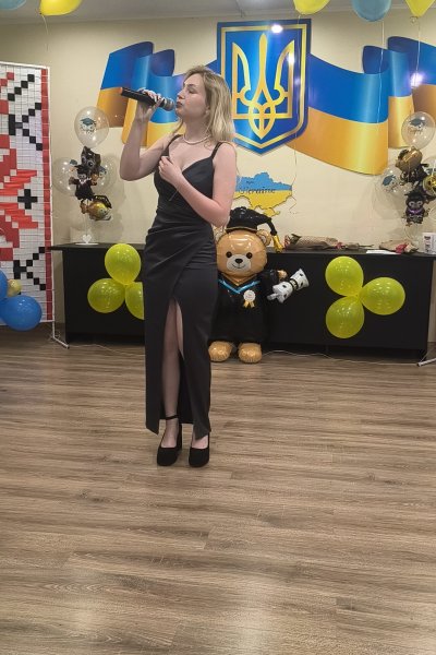 урочисте вручення дипломів випускникам