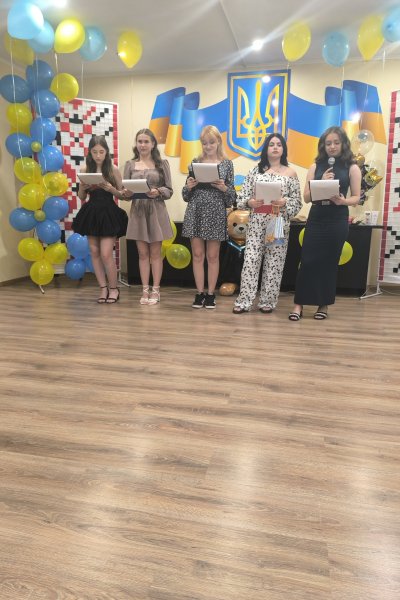 урочисте вручення дипломів випускникам