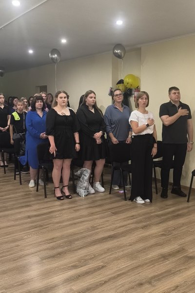 урочисте вручення дипломів випускникам