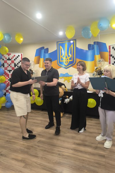 урочисте вручення дипломів випускникам