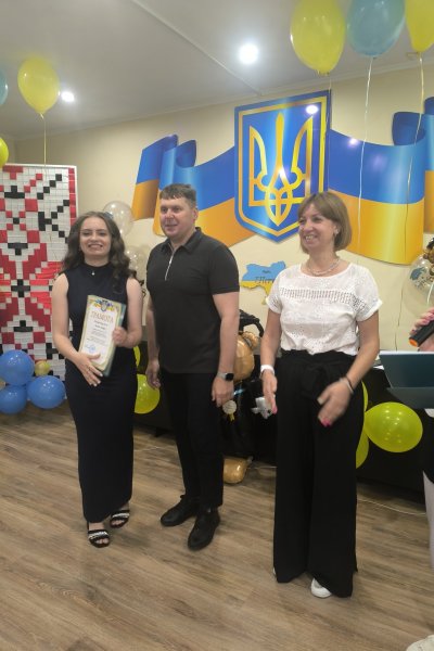 урочисте вручення дипломів випускникам