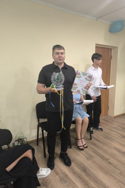 урочисте вручення дипломів випускникам