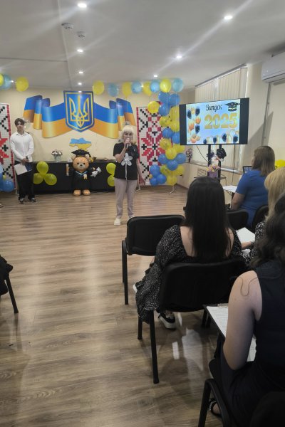 урочисте вручення дипломів випускникам
