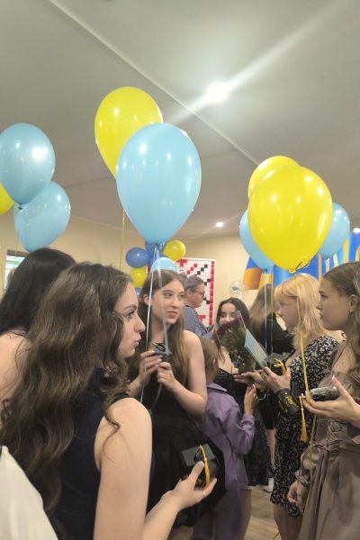 урочисте вручення дипломів випускникам