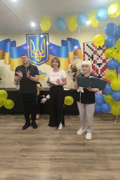 урочисте вручення дипломів випускникам