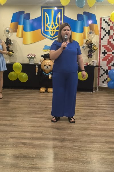 урочисте вручення дипломів випускникам