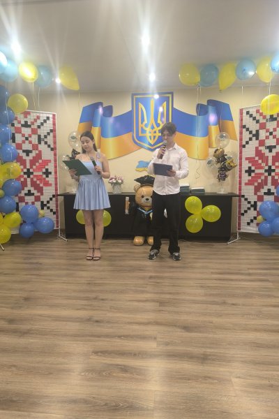 урочисте вручення дипломів випускникам