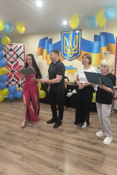 урочисте вручення дипломів випускникам